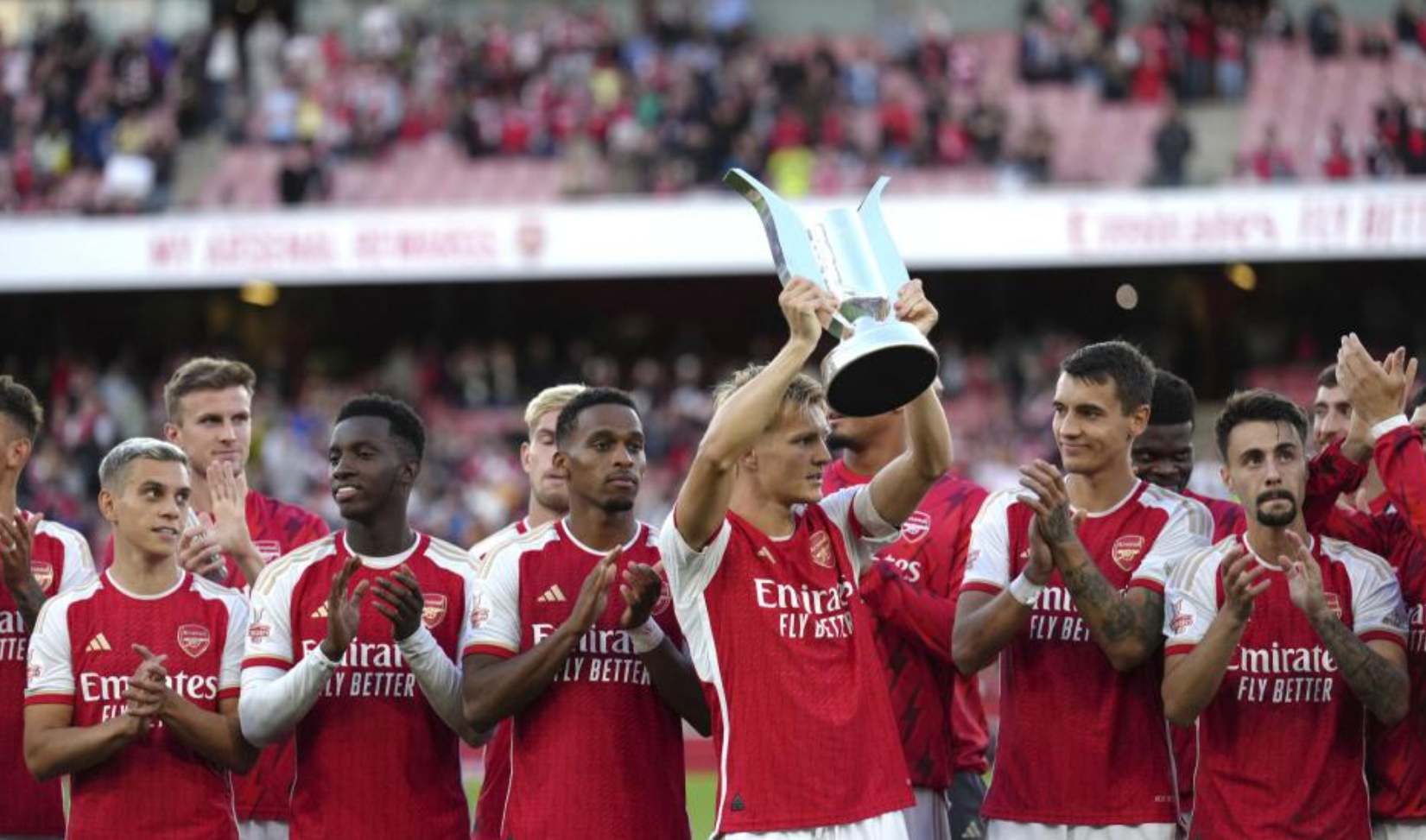Arsenal wint nipt op strafschoppen, Monaco laat titelkans liggen